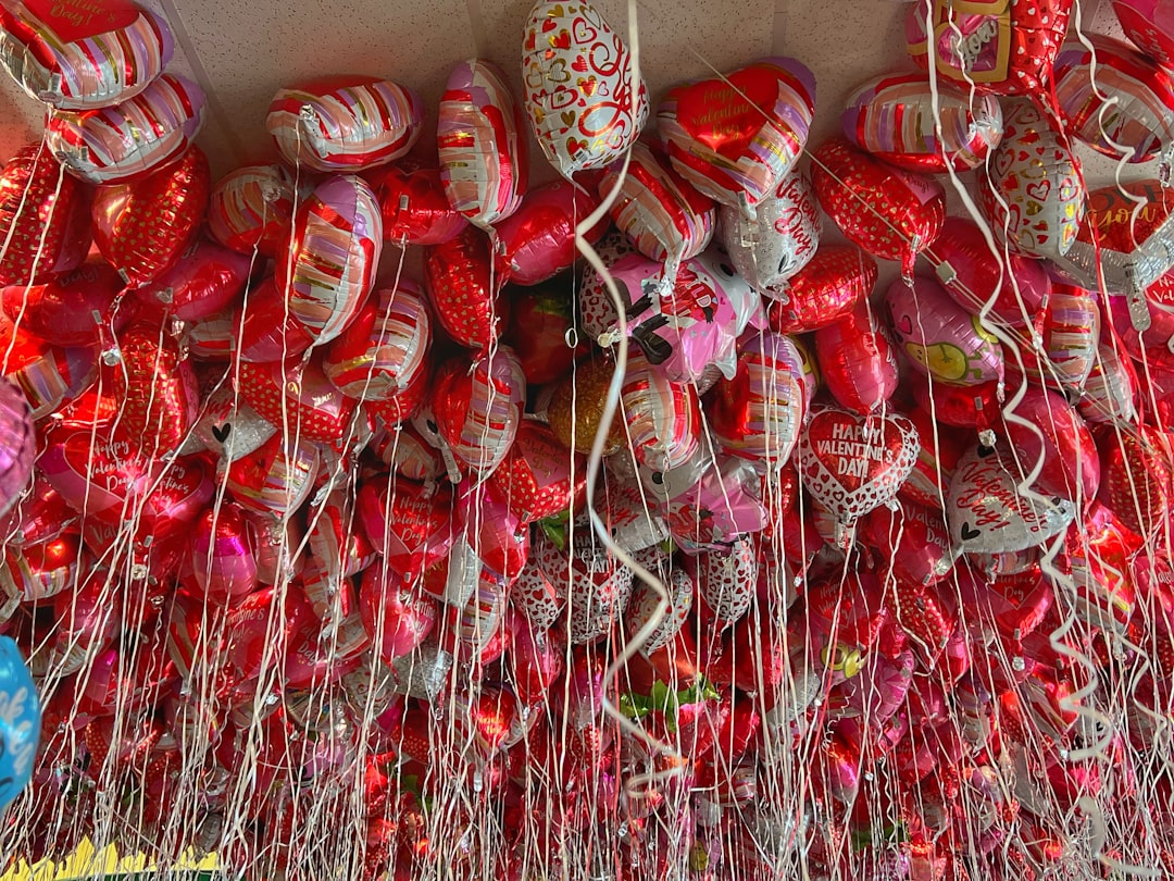 Hoa bóng bay trái tim và chữ Love