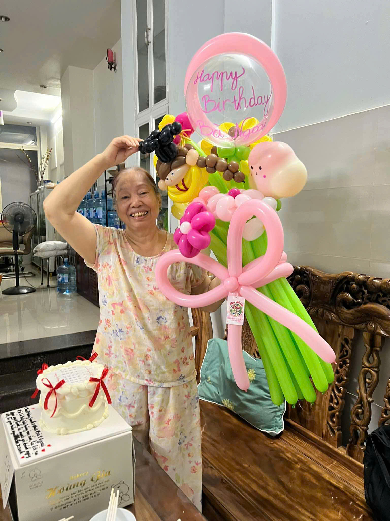 BÓ HOA BẰNG BÓNG BAY VÀ NỤ CƯỜI CỦA BÀ NGOẠI – MÓN QUÀ NHỎ, YÊU THƯƠNG LỚN